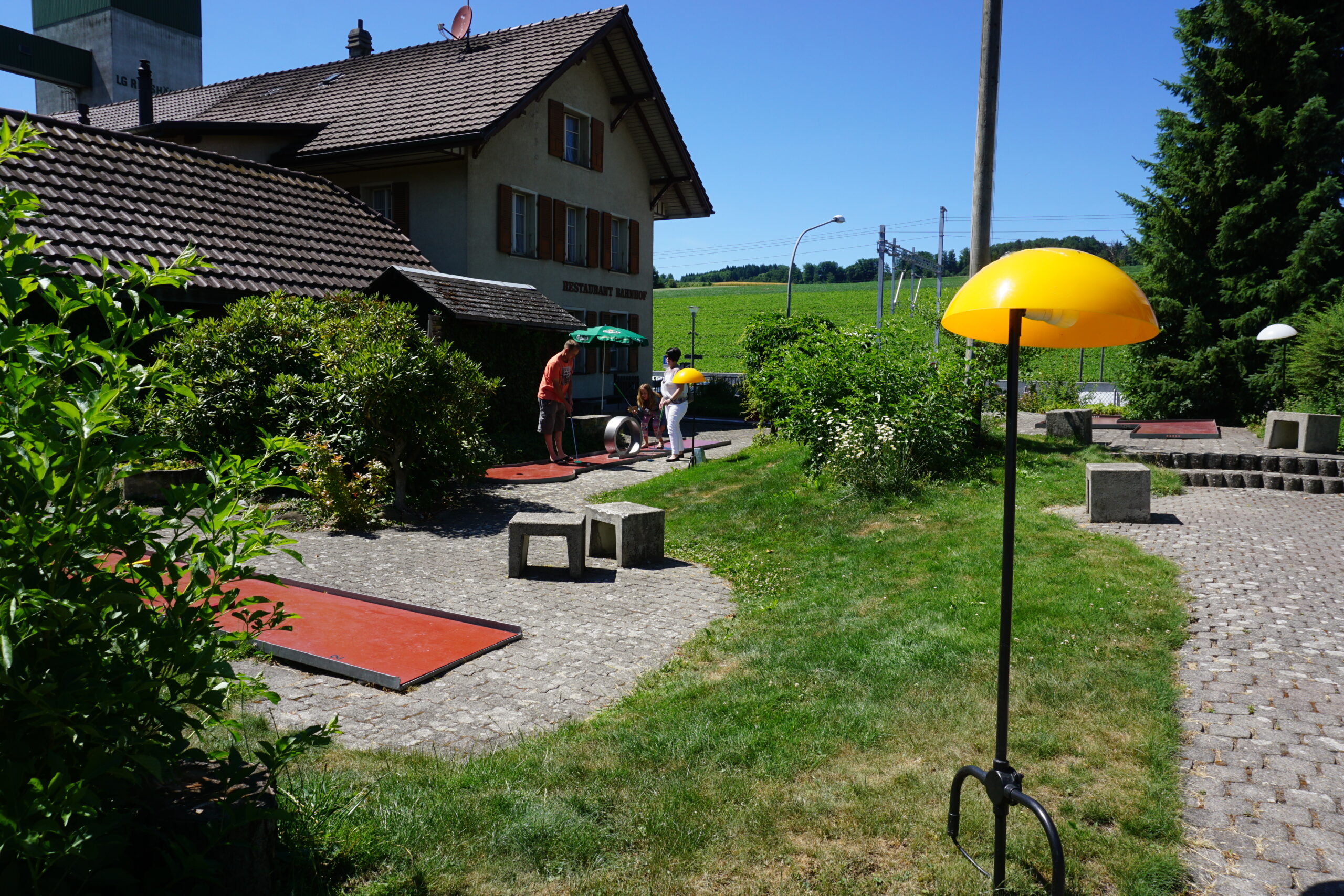 Familien spielen im Garten des Restaurant Bahnhof Rosshäusern